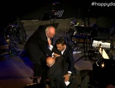 Ο Μίμης Πλέσσας έπεσε στη σκηνή - Λαχτάρησαν οι θεατές